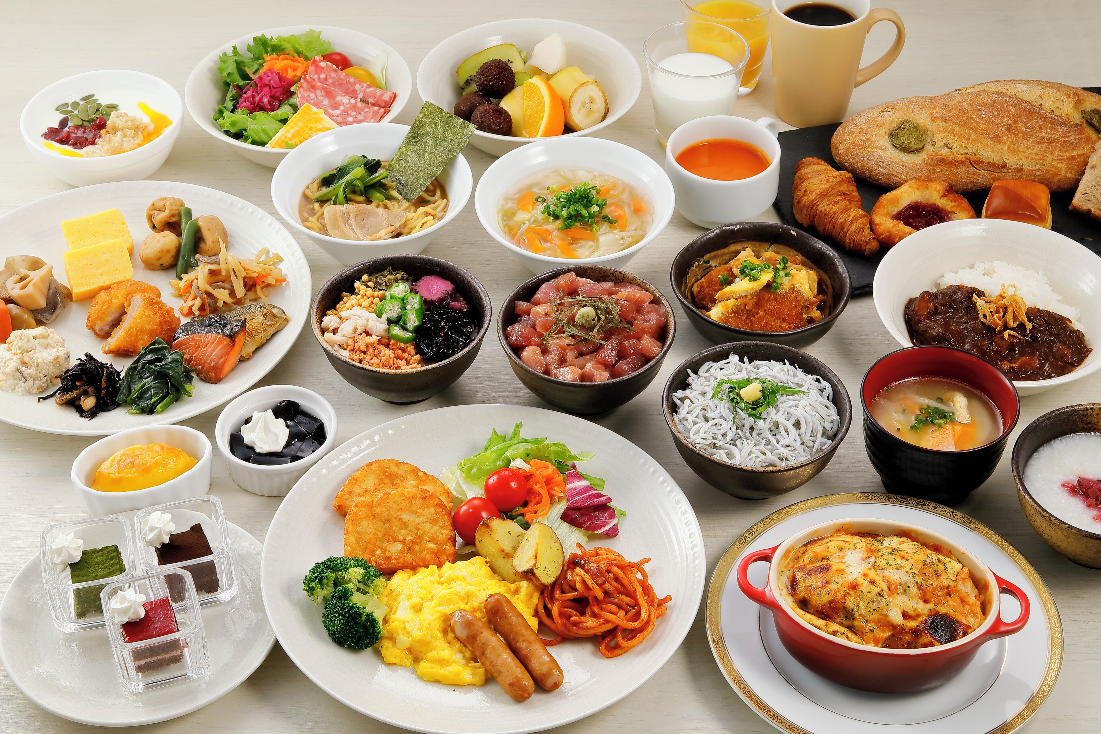 Variedad de platos, incluyendo sushi, fideos y un tazón de sopa.