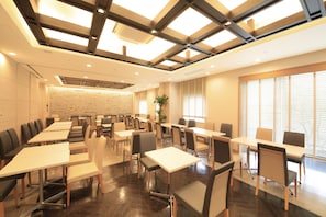 Daily buffet breakfast (JPY 2200 per person)