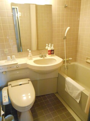 Combined shower/bathtub, deep-soaking bathtub, free toiletries - Hotel Crown Hills Sendai Aobadori (Sendai)