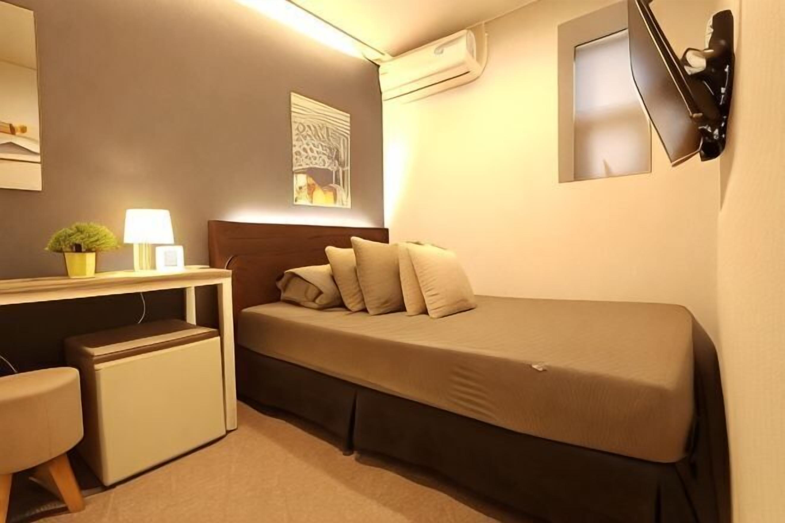 Trang trí khác biệt, trang bị nội thất với thiết kế riêng biệt, bàn 