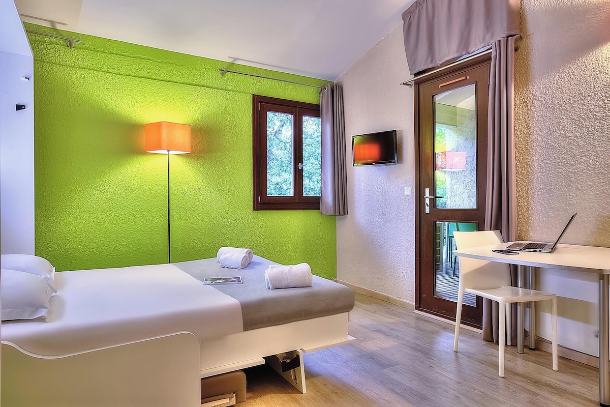 1 bedroom, in-room safe, iron/ironing board, free WiFi