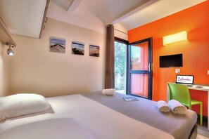 Een kluis op de kamer, een strijkplank/strijkijzer, gratis wifi