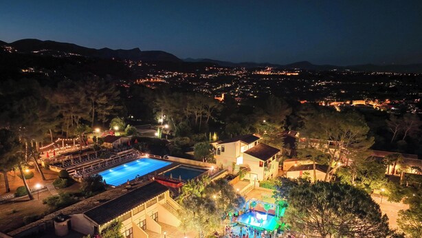 A resort with a swimming pool, outdoor seating, and a stage for events. - Belambra Clubs La Colle-sur-Loup - Les Terrasses De Saint-Paul De Vence (La Colle-sur-Loup)