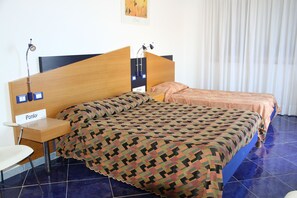 Desk - M'ama Holiday Rooms (Palermo)