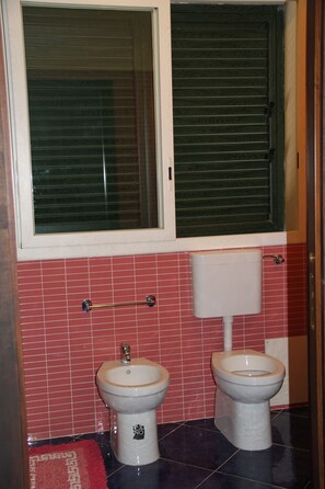 Dubbelrum (external bathroom) | Badrum | Dusch, regndusch, gratis toalettartiklar och hårtork