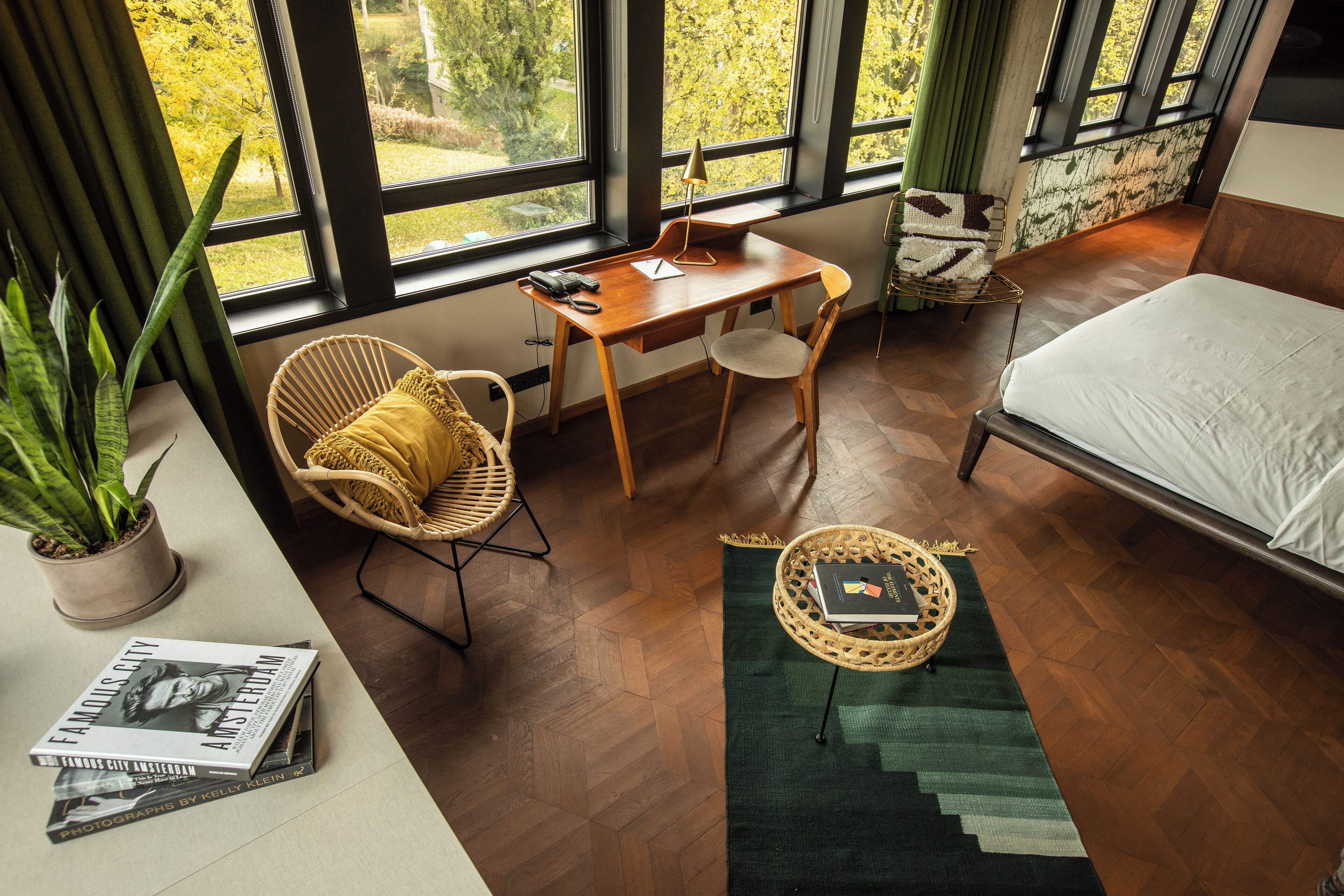 deluxe double room | minibar, in-room safe, desk, soundproofing