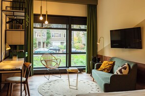 Premium Double Room | Minibar, in-room safe, desk, soundproofing - Hotel V Fizeaustraat (Amsterdam)