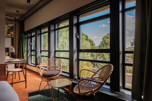 舒适双人房 | 迷你吧、客房内保险箱、办公桌、隔音