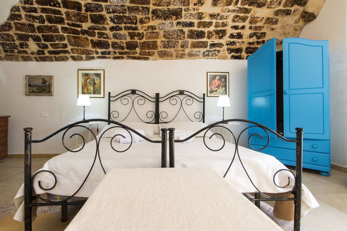 Cots/infant beds, rollaway beds, free WiFi
