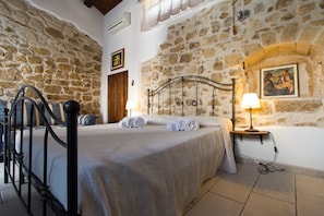 Cots/infant beds, rollaway beds, free WiFi