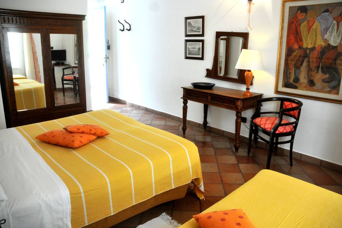 triple room | minibar, in-room safe, desk, free cots/infant beds