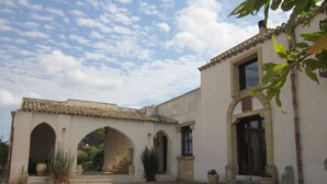 Courtyard - Casale Alma (Marsala)