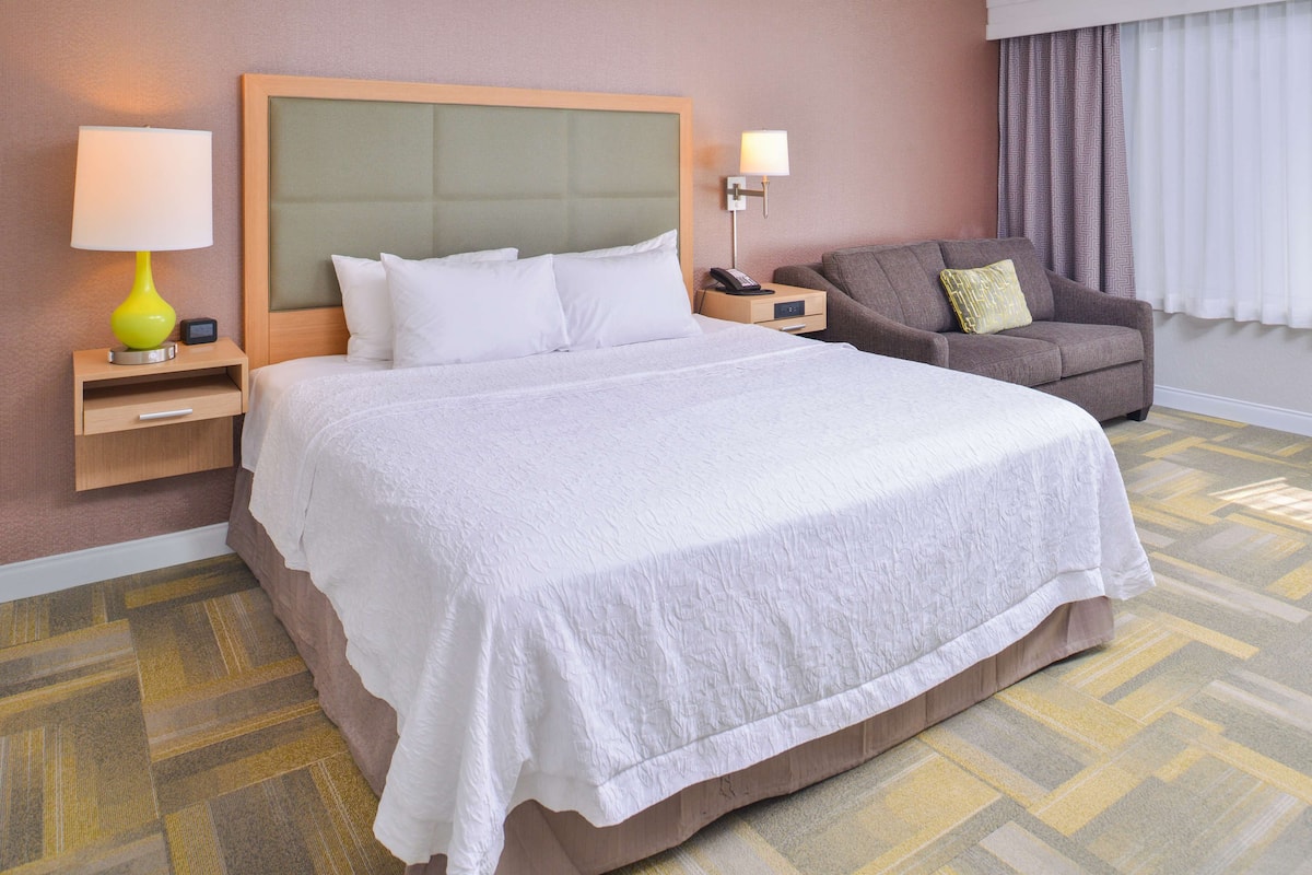 Phòng, 1 giường cỡ king và sofa giường, phù hợp cho người khuyết tật, bồn tắm | Bàn, bàn ủi/dụng cụ ủi quần áo, nôi (giường cho trẻ sơ sinh) miễn phí 