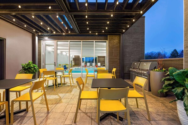 Terrace/patio - Home2 Suites by Hilton York (York)