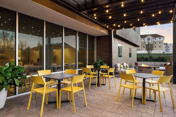 Terrace/patio - Home2 Suites by Hilton York (York)