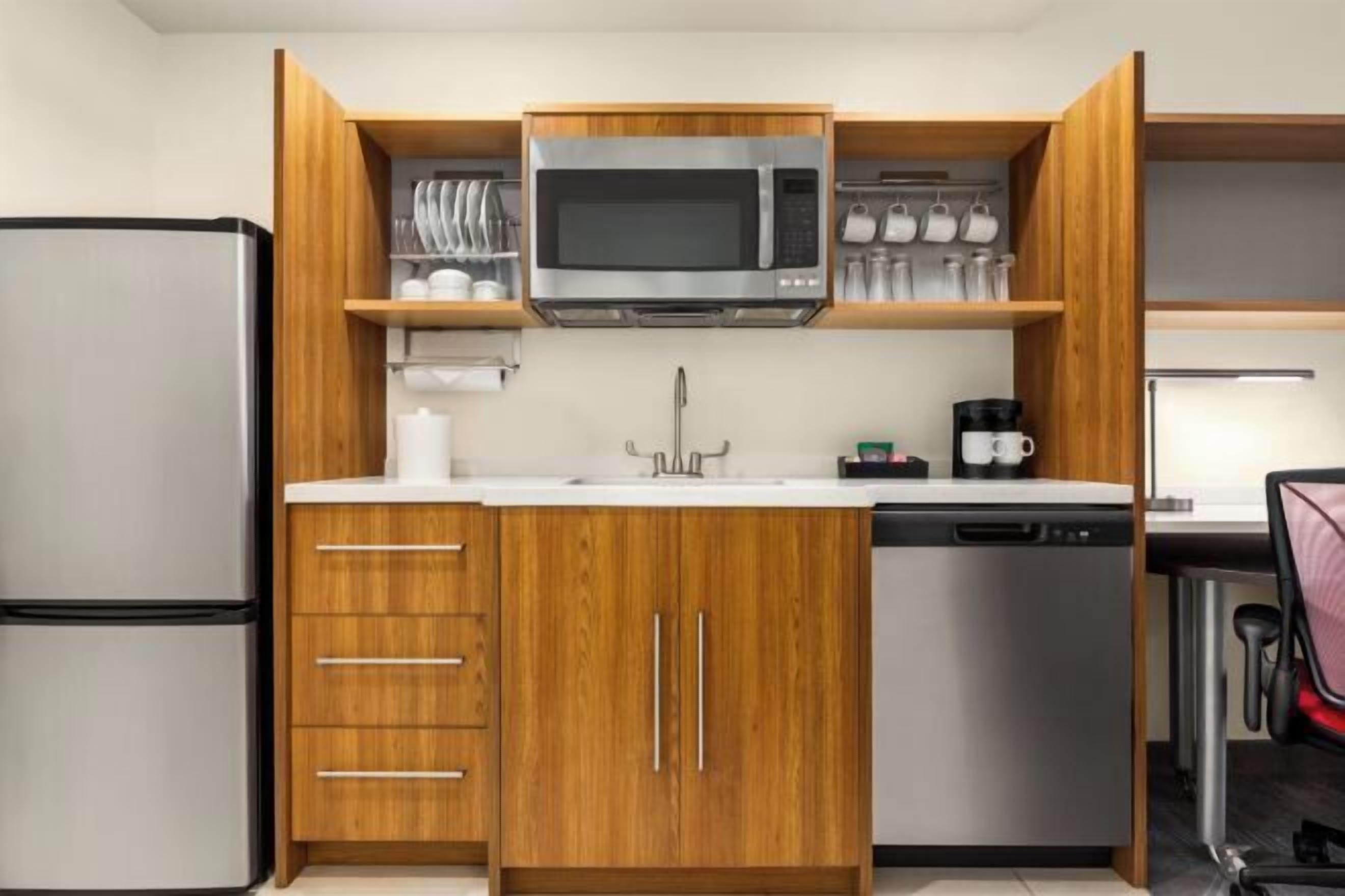 Refrigerador con congelador, microondas y lavavajillas 