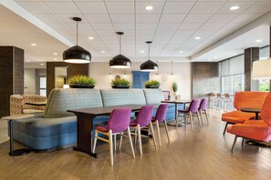 Lobby - Home2 Suites by Hilton York (York)