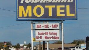 A sign for a Townsman Motel advertising amenities like truck-RV parking, Wi-Fi, and a micro-fridge. - Townsman Motel (Boise City)