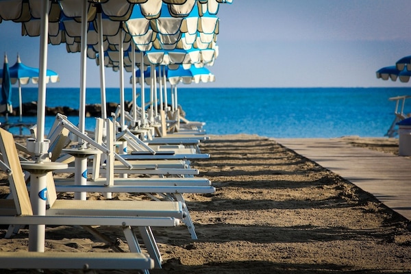 Plage, cabines (en supplément), 3 bars de plage