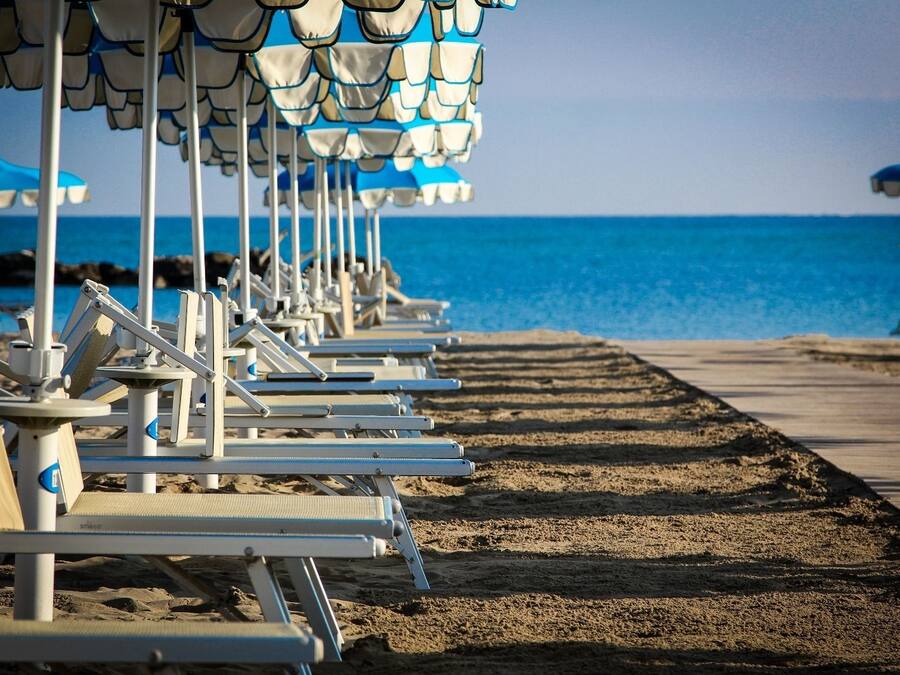 Plage, cabines (en supplément), 3 bars de plage