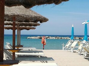 On the beach, beach cabanas, 3 beach bars - Hotel Europa (Gabicce Mare)