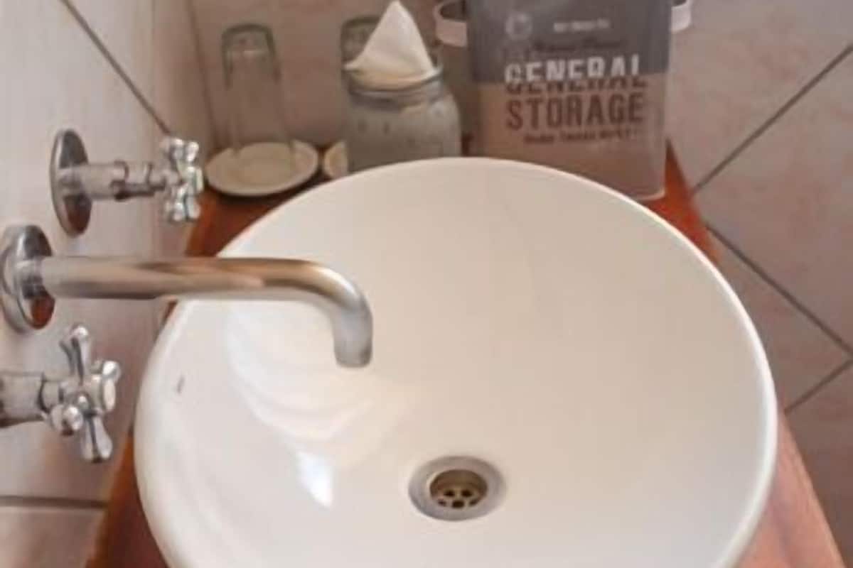 Ensemble douche/baignoire, articles de toilette gratuits, sèche-cheveux