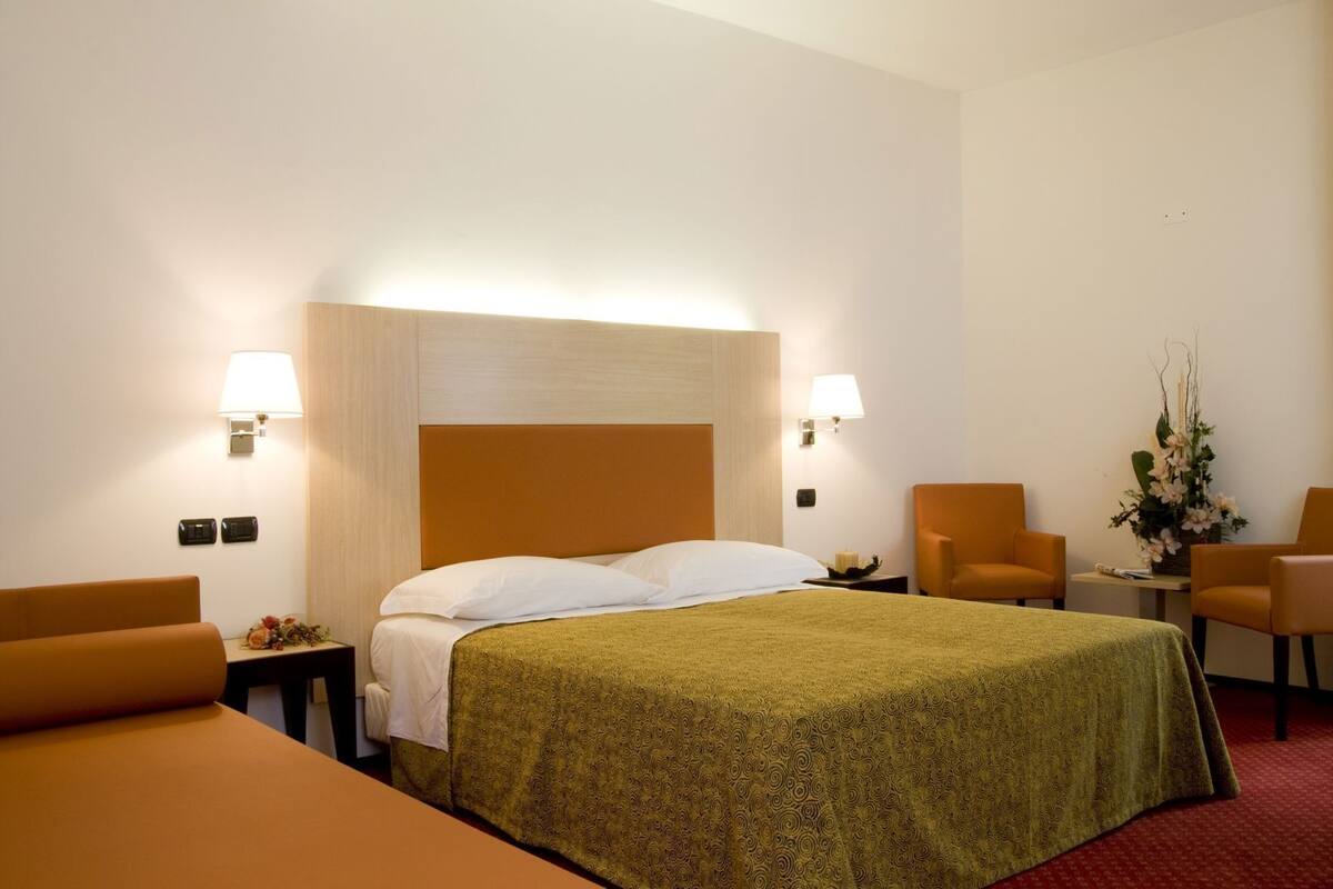 Frigobar, cofres nos quartos, escrivaninha, cortinas blackout