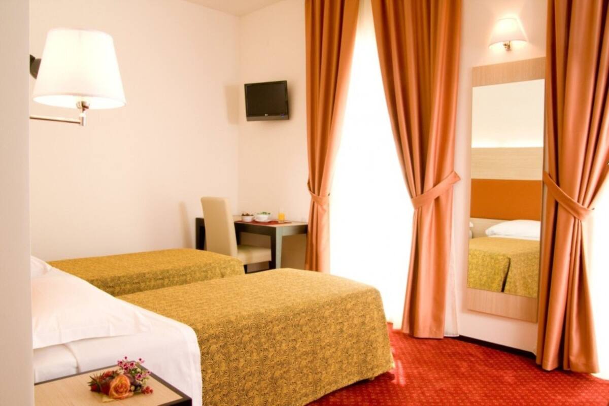 Frigobar, cofres nos quartos, escrivaninha, cortinas blackout