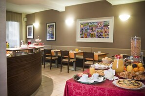 Tägliches Frühstücksbuffet (5 EUR pro Person)