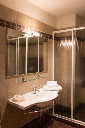 Shower, free toiletries, hair dryer, bidet - Hotel Fontanelle (Bertinoro)
