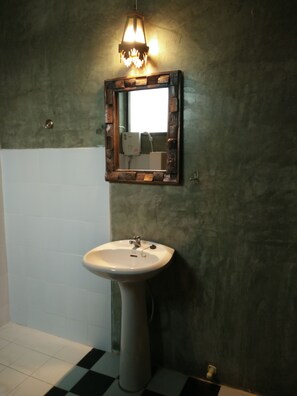 標準雙人房, 1 張標準雙人床 | 浴室 | 淋浴設備、免費梳洗用品、提供毛巾