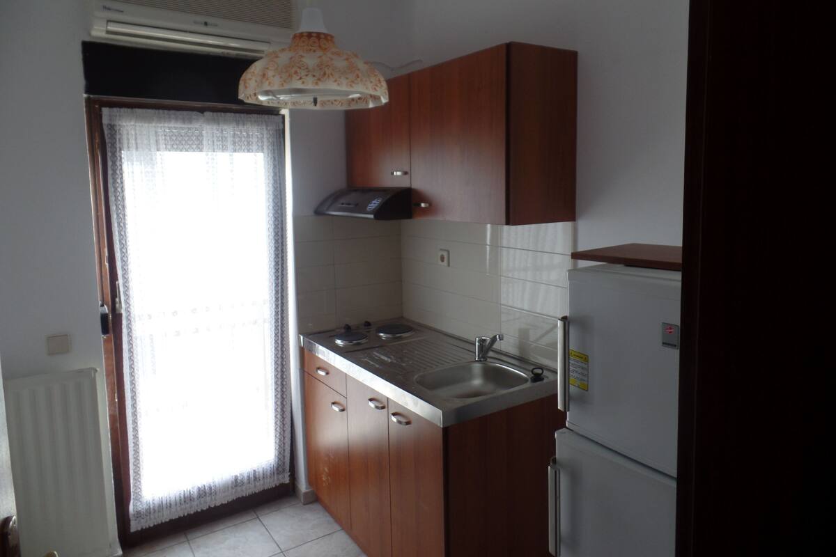 Fridge, stovetop, coffee/tea maker, electric kettle