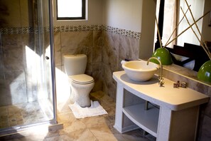 Executive-Suite | Badezimmer | Kostenlose Toilettenartikel, Handtücher