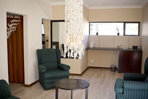 Honeymoon Suite | Living room | TV