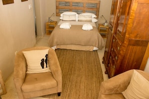 Premium bedding, in-room safe, iron/ironing board, bed sheets