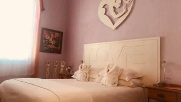 Habitación romántica | Ropa de cama de alta calidad, caja fuerte, tabla de planchar con plancha