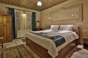 슈피리어 더블룸 | 고급 침구, 미니바, 책상, 방음 설비