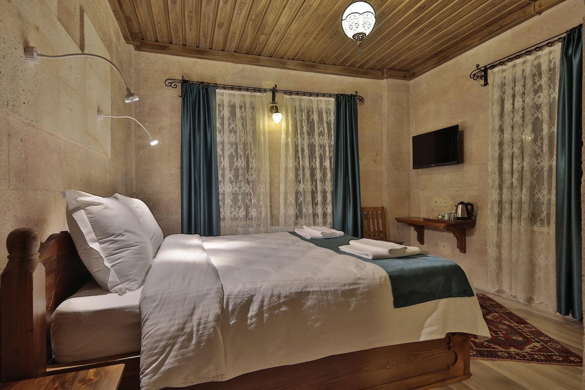 Kamar Double Ekonomi | 1 kamar tidur, seprai premium, minibar, dan meja kerja