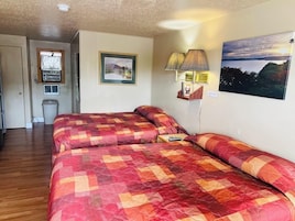 Habitación doble, 2 camas de matrimonio | Wifi gratis y ropa de cama