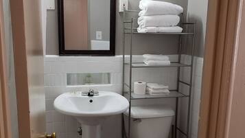 Ensemble douche/baignoire, articles de toilette gratuits