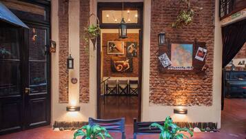 Desayuno con opciones de la cocina local diario (USD 10 por persona)