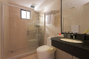 Habitació doble o amb dos llits individuals Deluxe, 1 llit doble, accessible, bany privat | Bany | Dutxa, articles de tocador gratuïts, assecador de cabells i tovalloles 