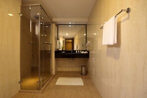 Executive Double or Twin Room, 1 Queen Bed, Non Smoking, Balcony | Bathroom | Shower, free toiletries, hair dryer, towels - Champa Central Hotel (Malé)