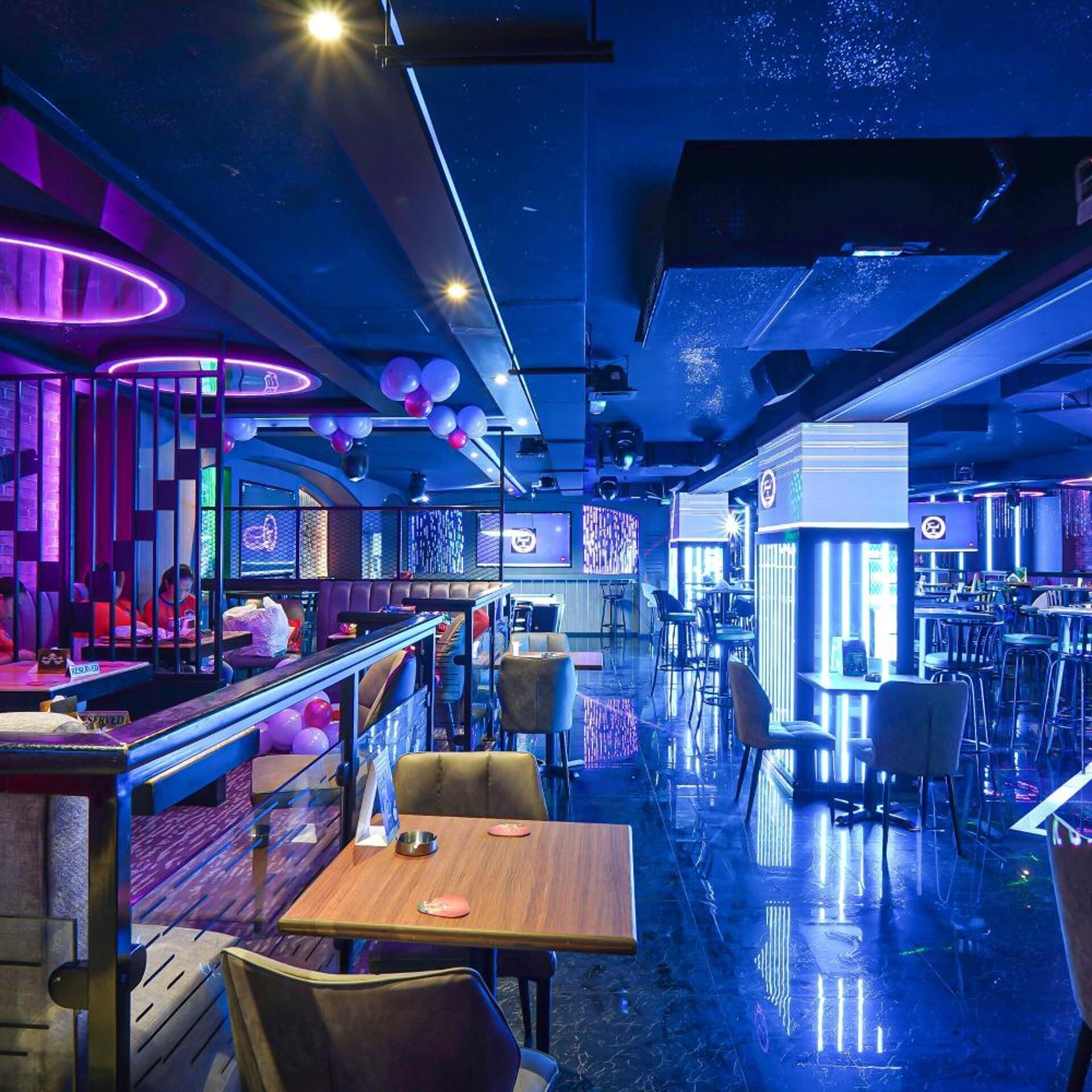 5 bars/lounges