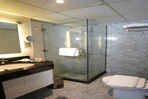 Shower, free toiletries, hair dryer, towels - Rush Inn Hotel (Dubai)