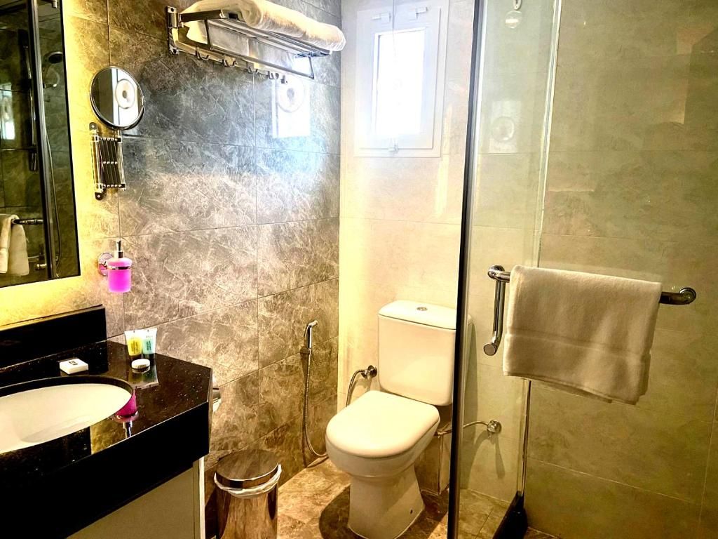 Shower, free toiletries, hair dryer, towels