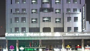 Ein mehrgeschossiges Hotel mit einem gut sichtbaren Schriftzug 'Concorde Palace Hotel'.