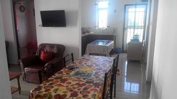 Traditional Room, 3 Bedrooms, Smoking, Pool View | In-room dining