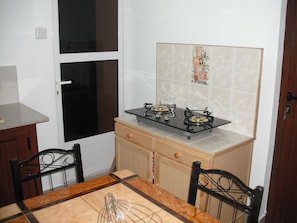 Traditional Room, 3 Bedrooms, Smoking, Pool View | Private kitchen | Fridge, microwave, oven, stovetop