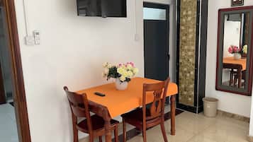 Habitación Deluxe, 1 cama King size, vista al resort | Espacio para trabajar con laptop y tabla de planchar con plancha